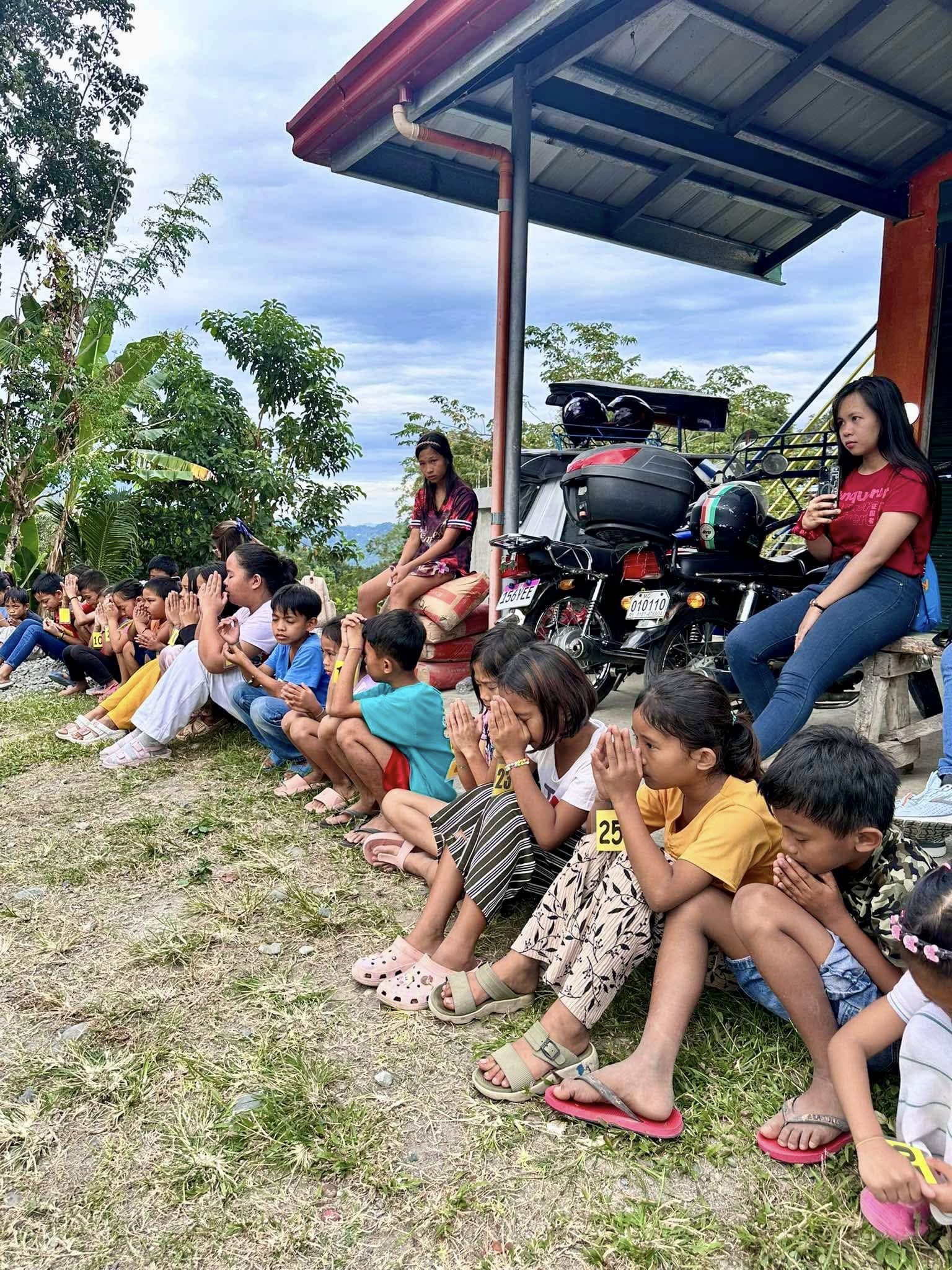 Children praying during New Hope to Asia mission outreach